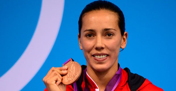 Laura Sánchez Soto con su bronce